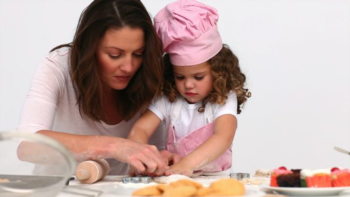 妈妈和女儿在厨房里烤饼干特写
