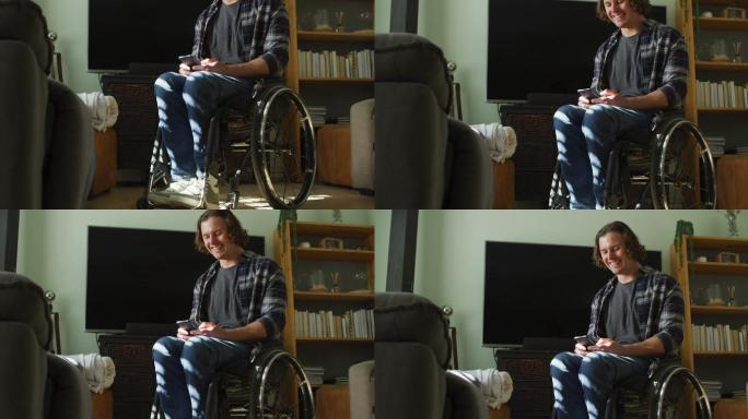 快乐的白人残疾人坐在轮椅上在客厅里用智能手机