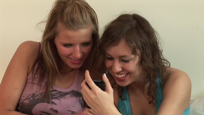 两个女孩一起看手机特写