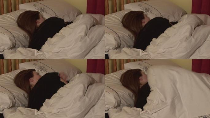 一个女人在床上睡觉特写