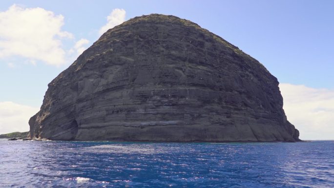 大海里的峭壁石头岛孤岛