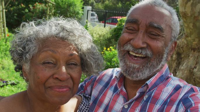 非裔美国老夫妇在花园里对着镜头微笑的动画