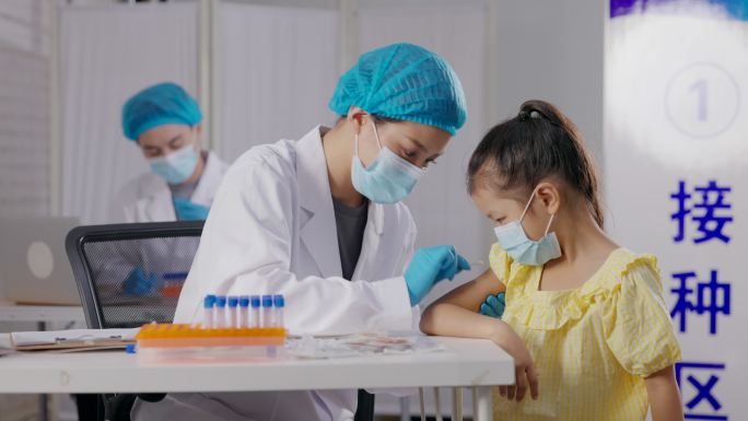 医生给小女孩打疫苗