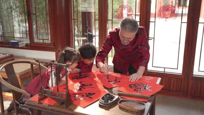 祖孙三人一起写福字