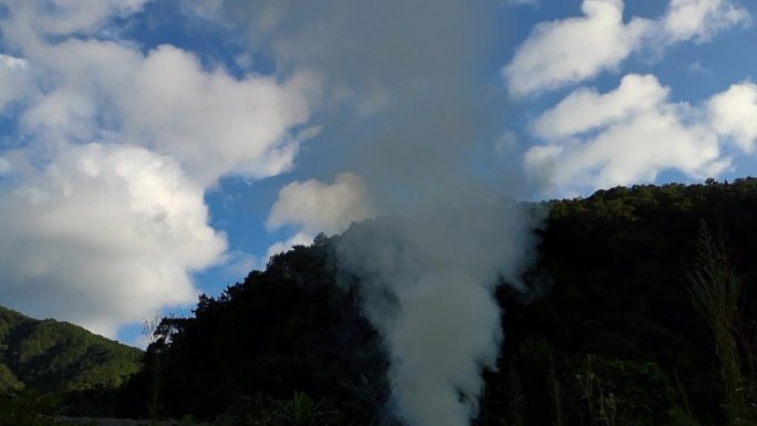 田野户外草地烧烟火烟冲天野外炊烟火堆升烟