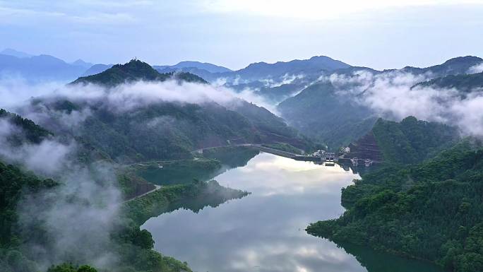 4K大山云雾中的水库