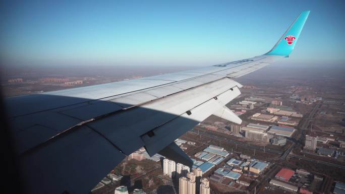 飞机在乌鲁木齐上空飞行降落 舷窗外视角