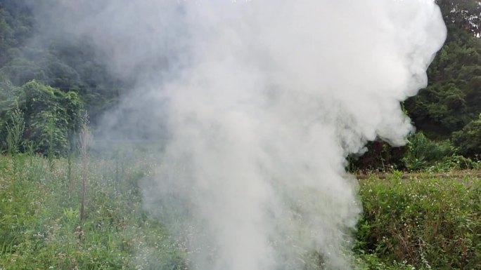 田野户外草地烧烟生火火烟冲天野外炊烟缭绕