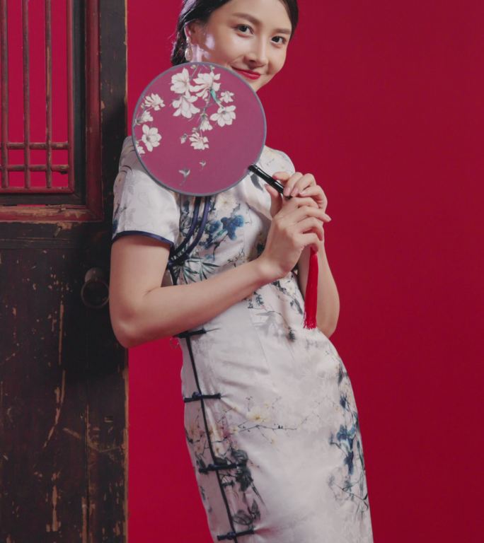 穿旗袍的年轻女子民国服饰中国人
