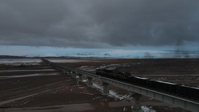 4K航拍青藏铁路上的火车驶过沱沱河大桥