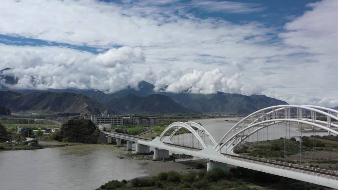 青藏铁路拉萨河大桥航拍