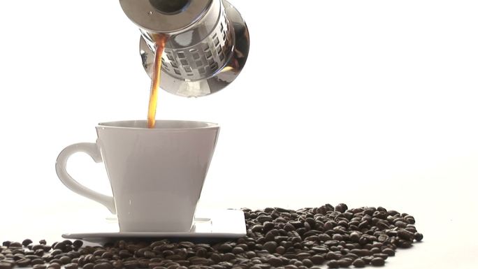 咖啡豆和倒咖啡特写
