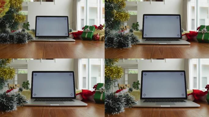 近距离的笔记本电脑屏幕上的拷贝空间，在圣诞节坐在客厅的桌子上