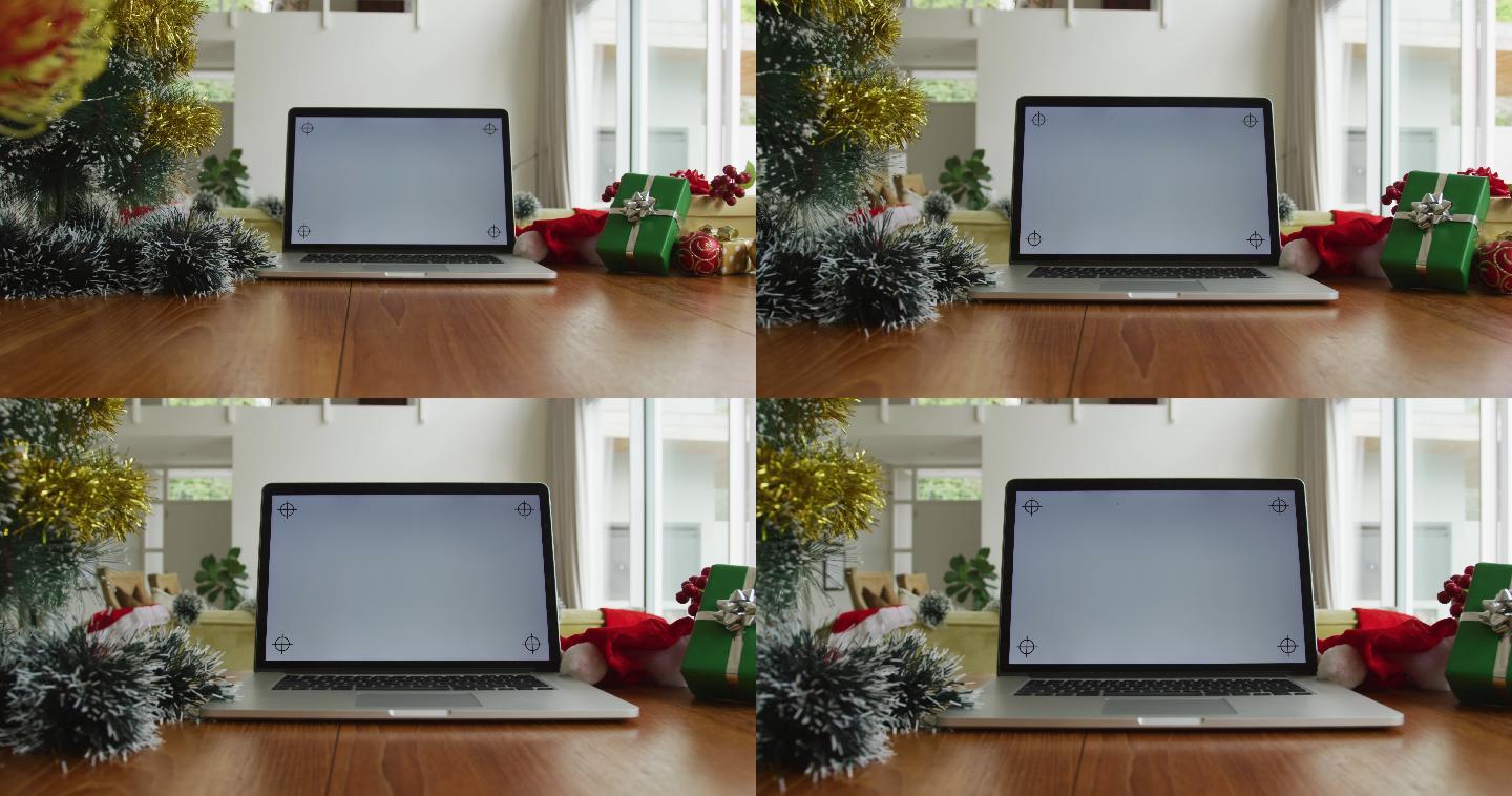 近距离的笔记本电脑屏幕上的拷贝空间，在圣诞节坐在客厅的桌子上