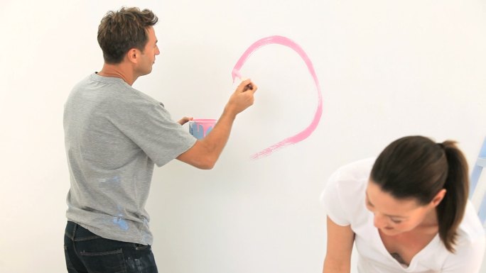 夫妇一起刷墙特写爱心涂鸦粉刷匠