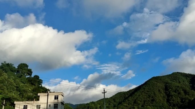 山村蓝天白云流走的云绿水青山