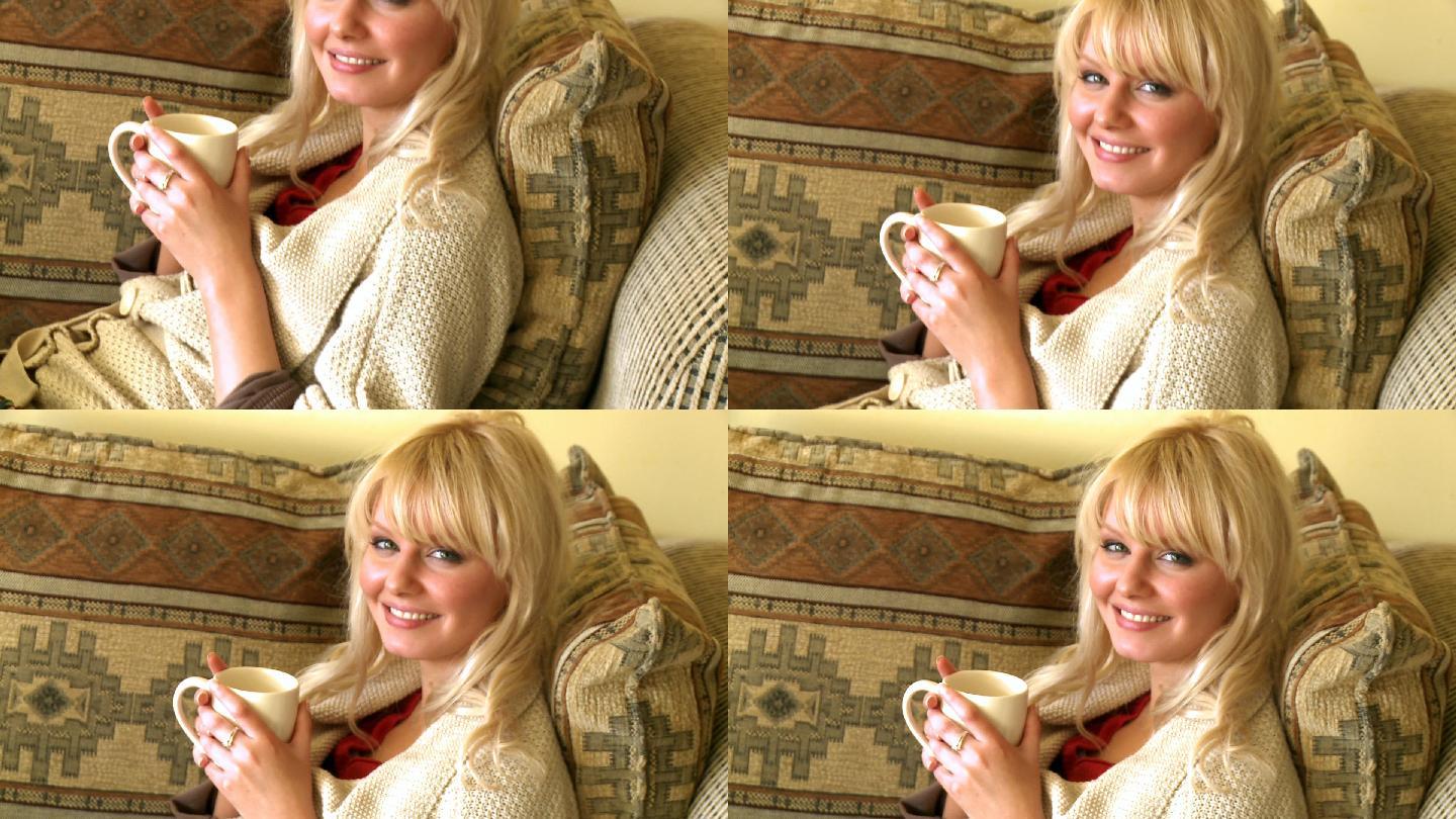 女人坐在沙发上喝咖啡特写