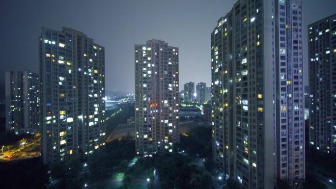 夜晚雨夜打雷下雨城市雷雨天电闪雷鸣