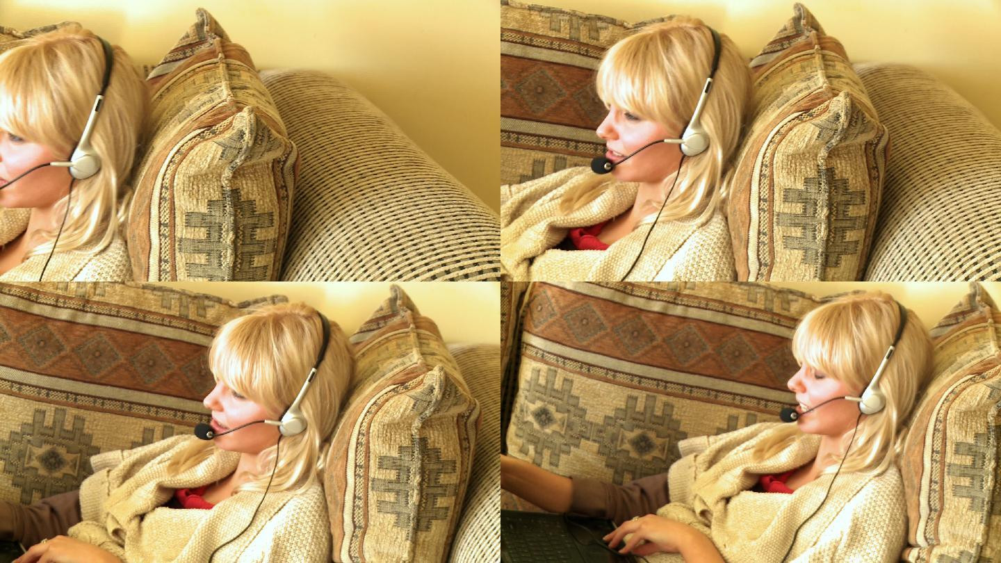 女人躺在床上用耳机说话特写