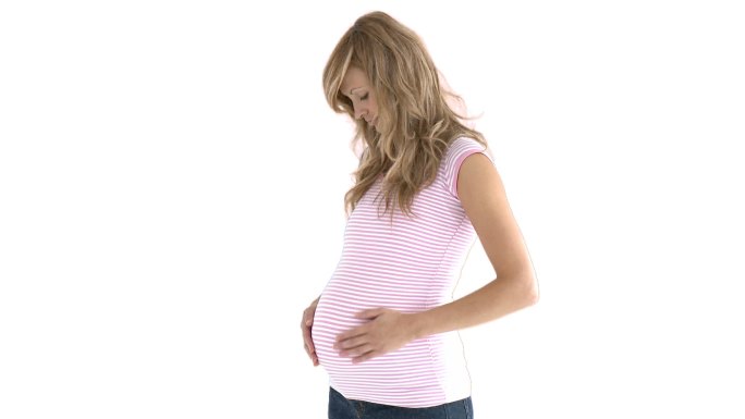 一个孕妇摸着肚子特写