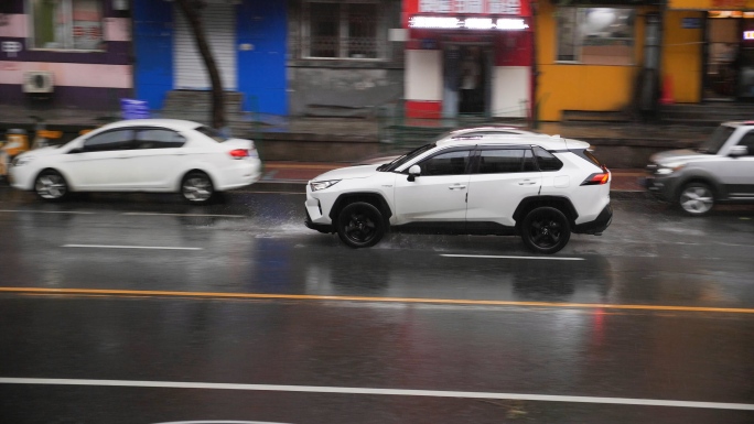 汽车雨中行驶