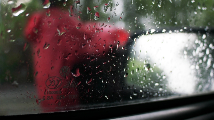 下雨天开车行驶