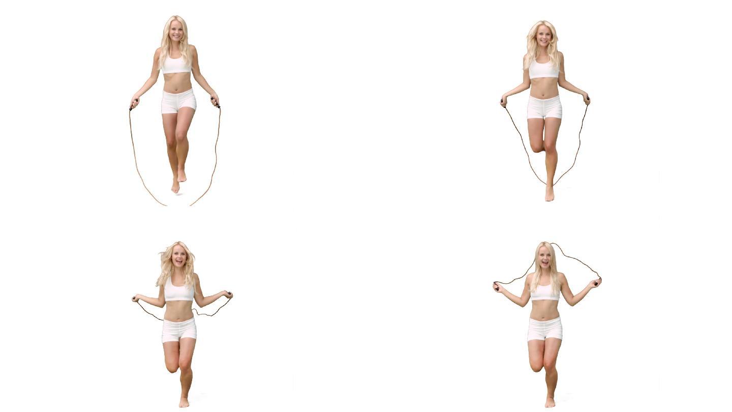 一个白人女子跳绳慢动作，在白色背景下