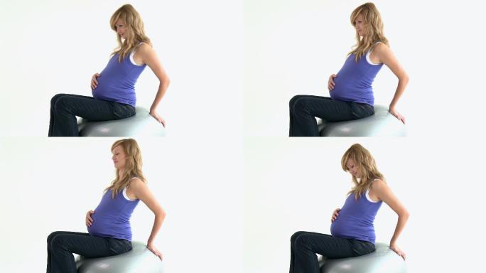 孕妇坐在健身球上特写