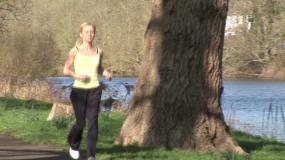 一个女人在河边跑步特写视频素材