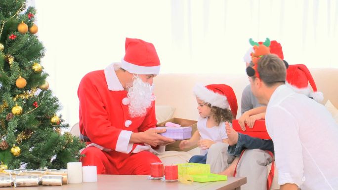 圣诞老人在客厅给孩子们礼物特写