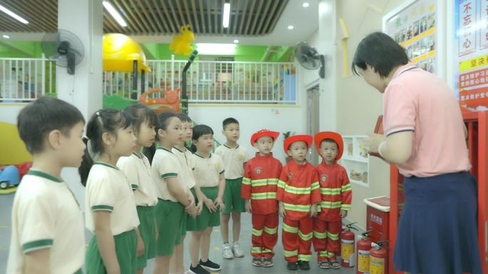 4K高清幼儿园小朋友学习消防参观消防知识
