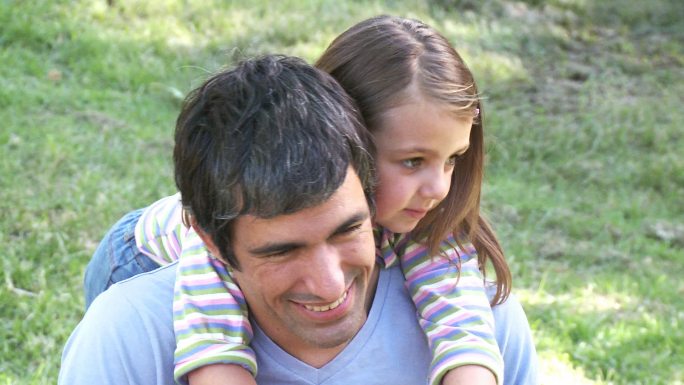 父亲和女儿在公园玩耍特写