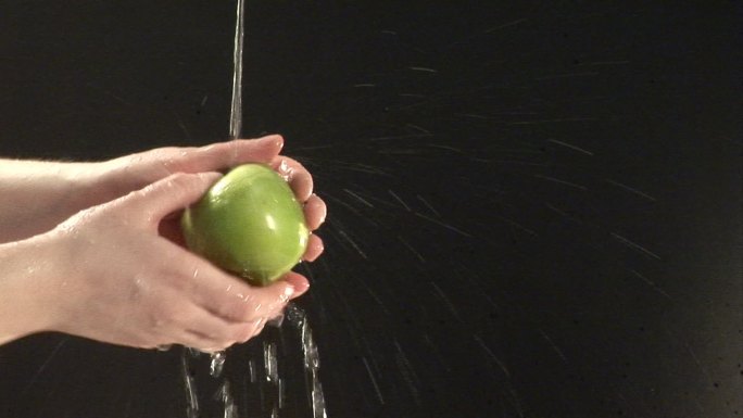 人的手清洗苹果特写