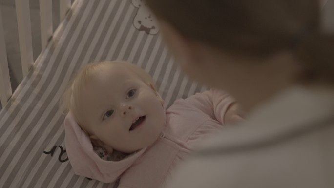 婴儿与母亲微笑对视（4K超清灰片）