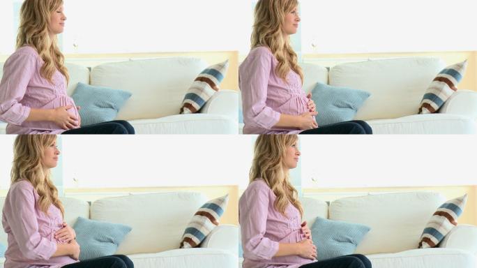 孕妇坐在家里的沙发上特写