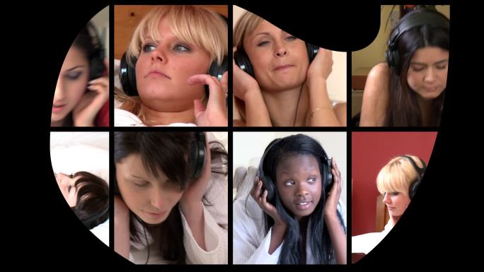 女人们戴着耳机听音乐特写