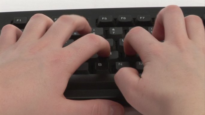 一个女人在键盘上打特写