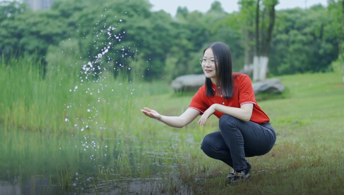 美女湖边手泼水玩水水花