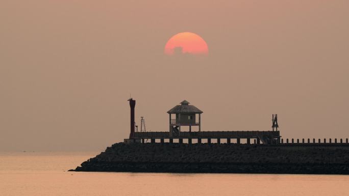 海南海口新港防浪堤日落