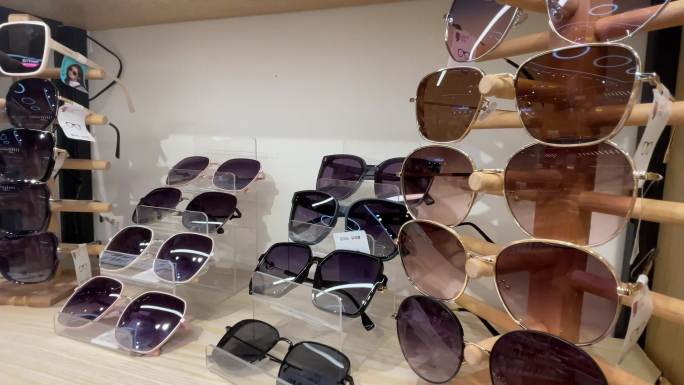 商场眼镜店专柜展厅墨镜太阳镜夏天高温