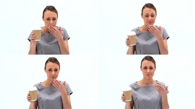 一个西方女人喝热咖啡，在白色背景下