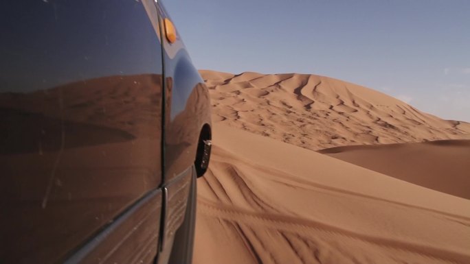 沙漠里开车轮胎特写