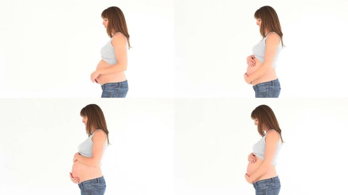 一名孕妇在摸肚子特写