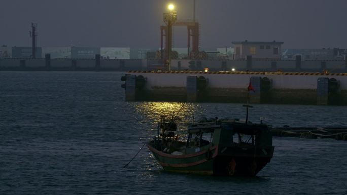 海南海口新港码头渔船夜景