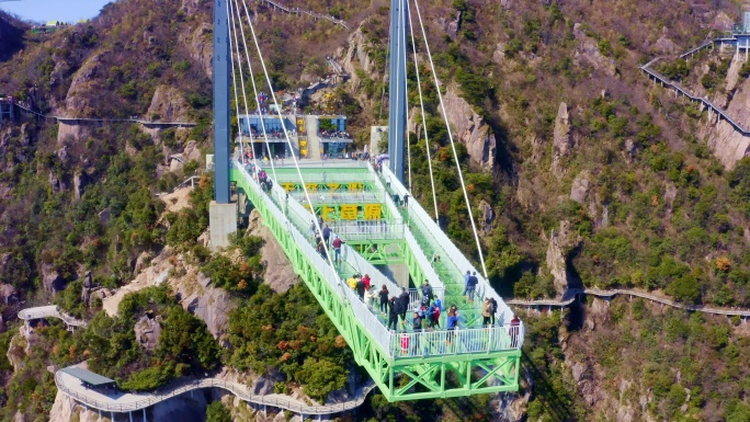 安吉云上草原高山旅游度假区A字型玻璃栈道