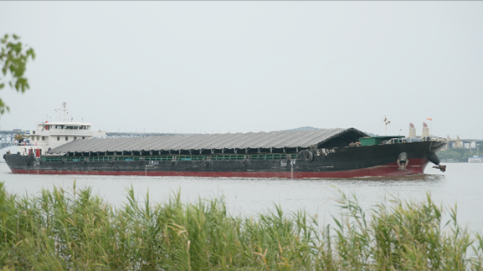 运煤货轮行驶在长江上
