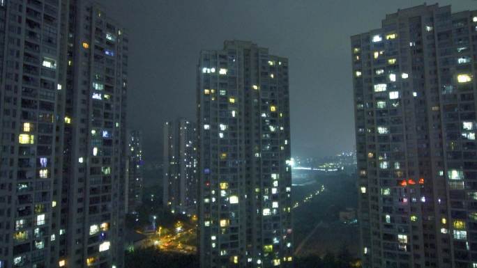 夜晚雨夜打雷下雨城市雷雨天电闪雷鸣