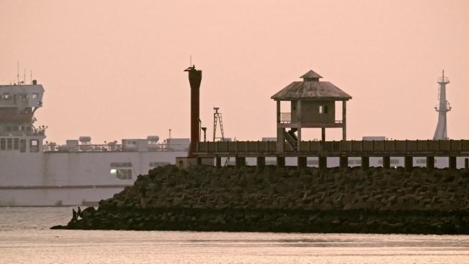 海南海口新港防浪堤邮轮出港