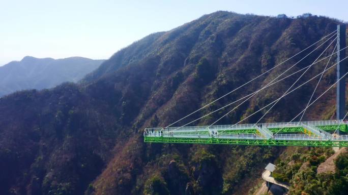 安吉云上草原高山旅游度假区A字型玻璃栈道