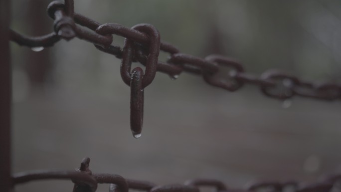 雨中的铁链